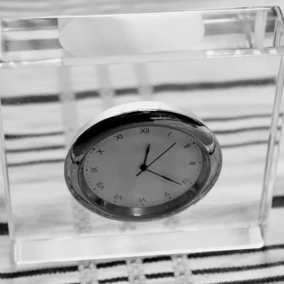 ANNA New York Vola Lucite Clock - Picture 8 of 9